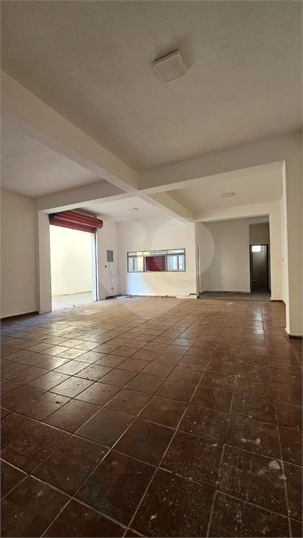 Excelente oportunidade para investidores e empreendedores! Imóvel comercial com 600 m² de área construída, distribuídos em três andares de 200 m² cada, localizado em ponto estratégico da
Galpão, com Três pavimentos amplos e bem distribuídos
Infraestrut