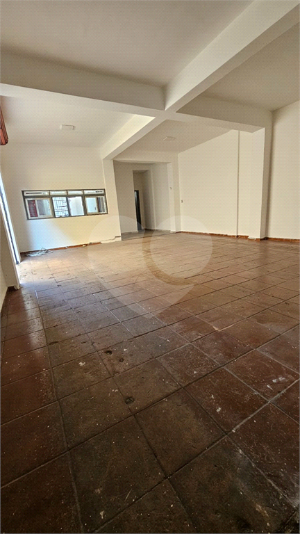 Excelente oportunidade para investidores e empreendedores! Imóvel comercial com 600 m² de área construída, distribuídos em três andares de 200 m² cada, localizado em ponto estratégico da
Galpão, com Três pavimentos amplos e bem distribuídos
Infraestrut