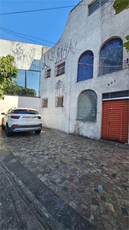 Excelente oportunidade para investidores e empreendedores! Imóvel comercial com 600 m² de área construída, distribuídos em três andares de 200 m² cada, localizado em ponto estratégico da
Galpão, com Três pavimentos amplos e bem distribuídos
Infraestrut