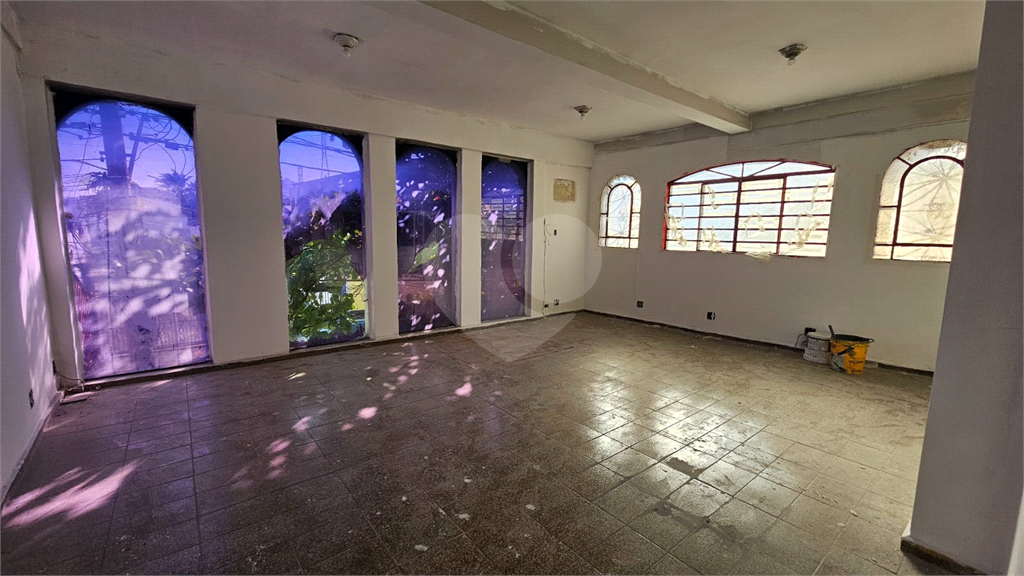 Excelente oportunidade para investidores e empreendedores! Imóvel comercial com 600 m² de área construída, distribuídos em três andares de 200 m² cada, localizado em ponto estratégico da
Galpão, com Três pavimentos amplos e bem distribuídos
Infraestrut