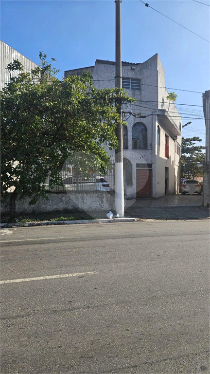 Excelente oportunidade para investidores e empreendedores! Imóvel comercial com 600 m² de área construída, distribuídos em três andares de 200 m² cada, localizado em ponto estratégico da
Galpão, com Três pavimentos amplos e bem distribuídos
Infraestrut