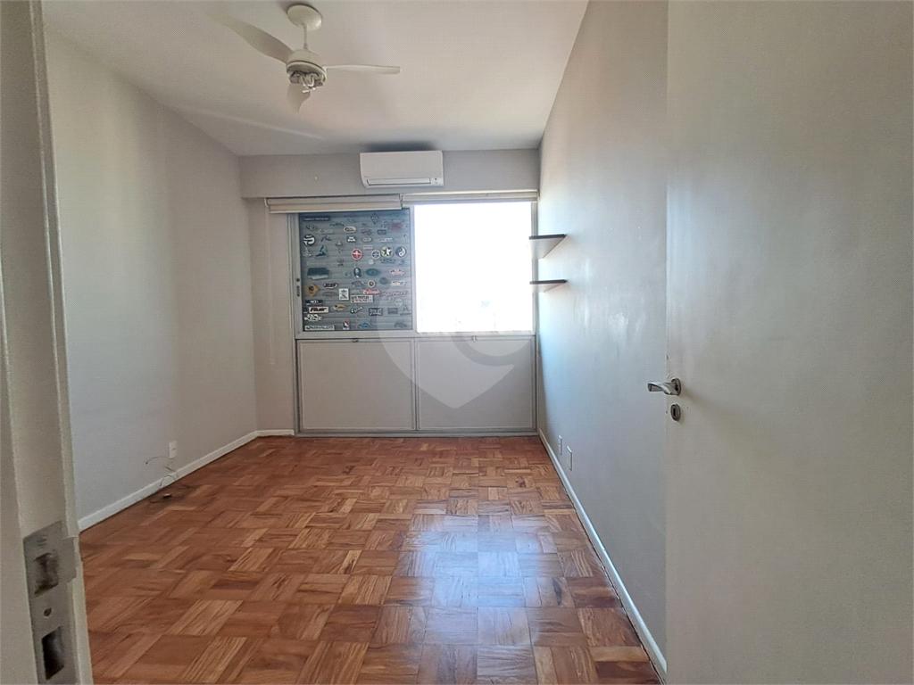 Apartamento com 197m² com 3 dorms sendo 1 suíte e 2 vagas