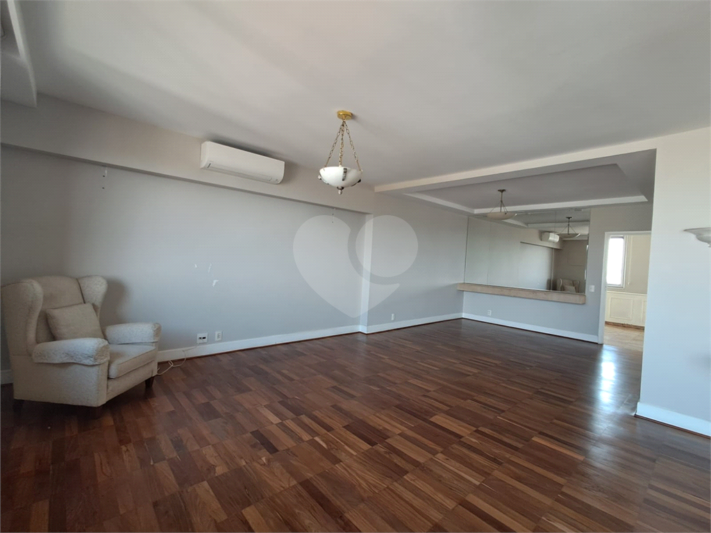 Apartamento com 197m² com 3 dorms sendo 1 suíte e 2 vagas