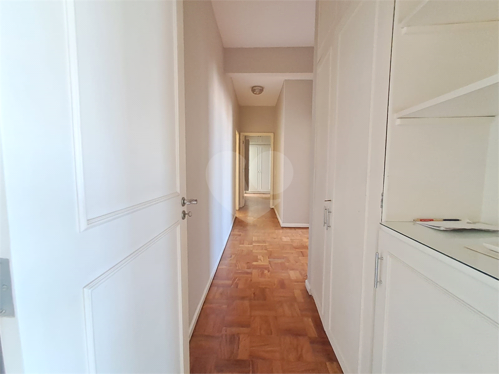 Apartamento com 197m² com 3 dorms sendo 1 suíte e 2 vagas