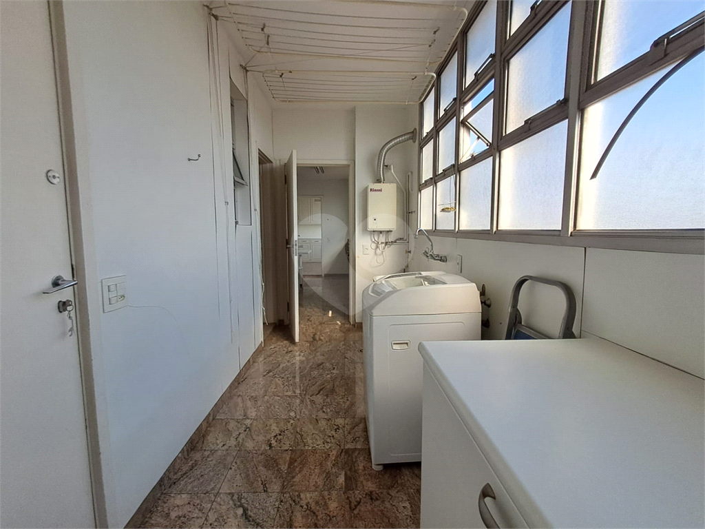 Apartamento com 197m² com 3 dorms sendo 1 suíte e 2 vagas
