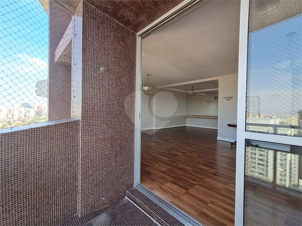 Apartamento com 197m² com 3 dorms sendo 1 suíte e 2 vagas