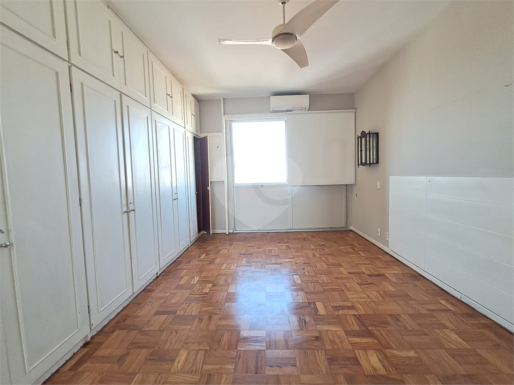 Apartamento com 197m² com 3 dorms sendo 1 suíte e 2 vagas