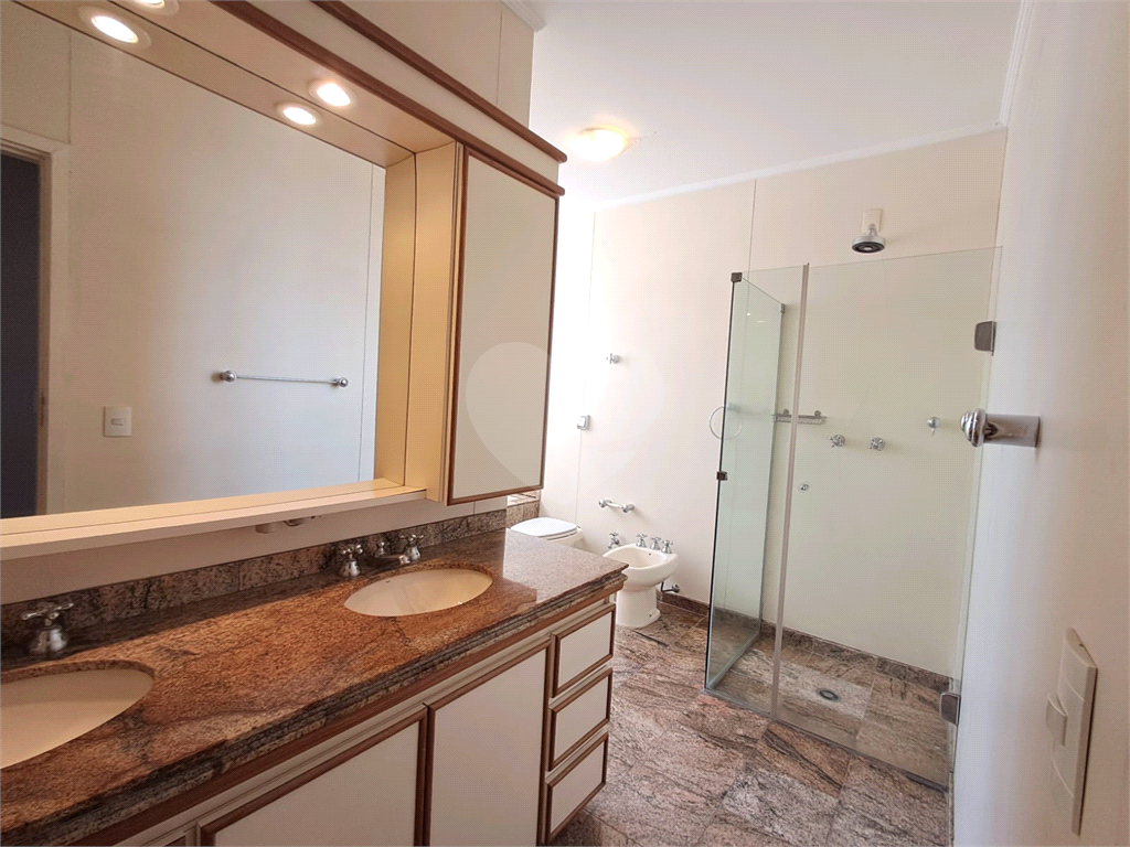 Apartamento com 197m² com 3 dorms sendo 1 suíte e 2 vagas