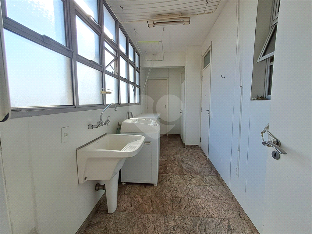 Apartamento com 197m² com 3 dorms sendo 1 suíte e 2 vagas