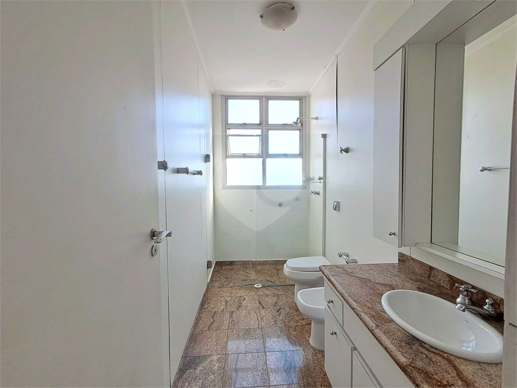Apartamento com 197m² com 3 dorms sendo 1 suíte e 2 vagas
