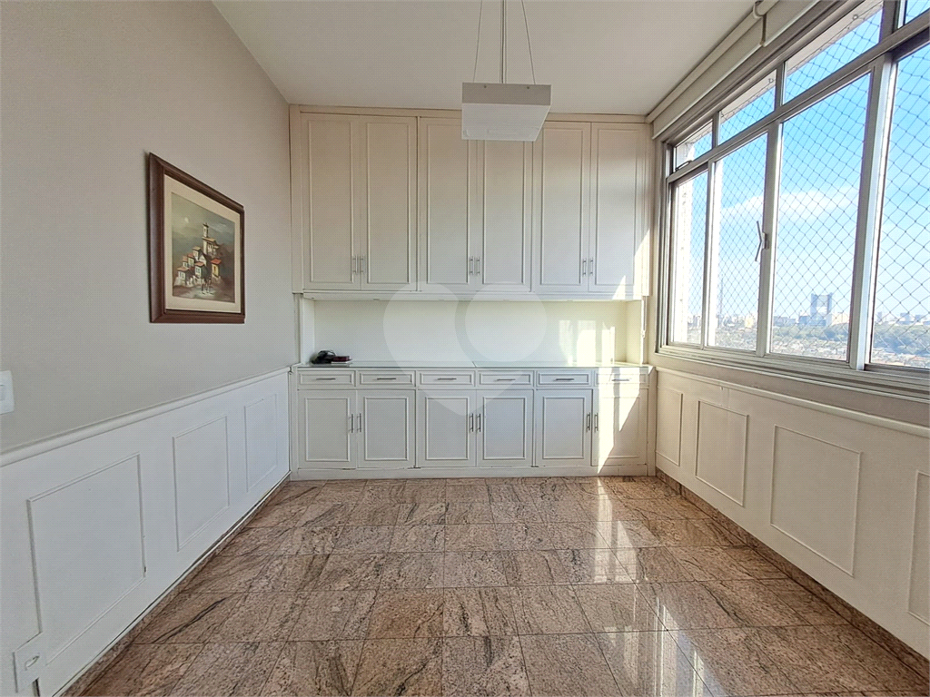 Apartamento com 197m² com 3 dorms sendo 1 suíte e 2 vagas