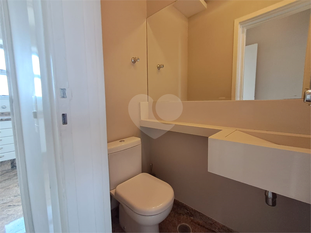 Apartamento com 197m² com 3 dorms sendo 1 suíte e 2 vagas