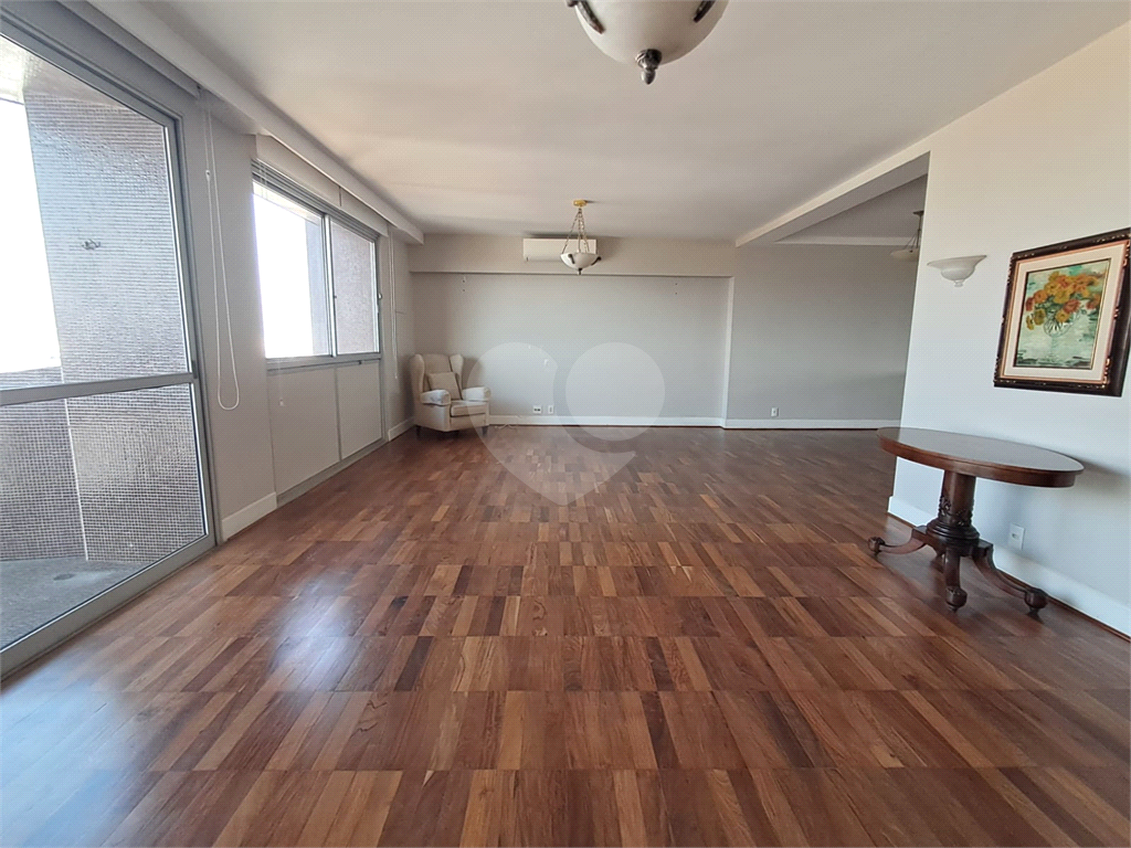 Apartamento com 197m² com 3 dorms sendo 1 suíte e 2 vagas