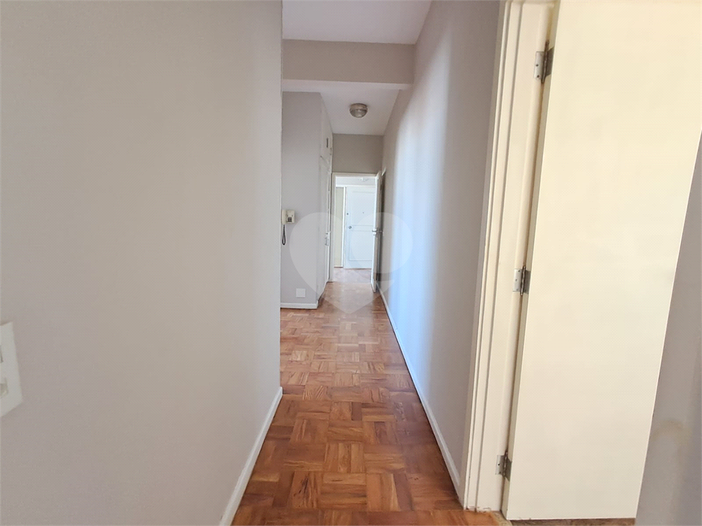 Apartamento com 197m² com 3 dorms sendo 1 suíte e 2 vagas