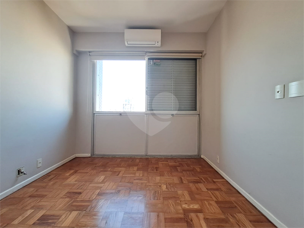 Apartamento com 197m² com 3 dorms sendo 1 suíte e 2 vagas
