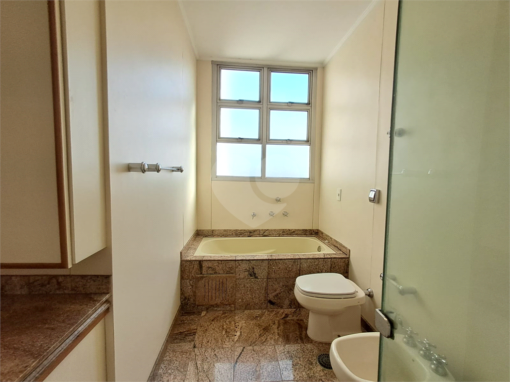 Apartamento com 197m² com 3 dorms sendo 1 suíte e 2 vagas