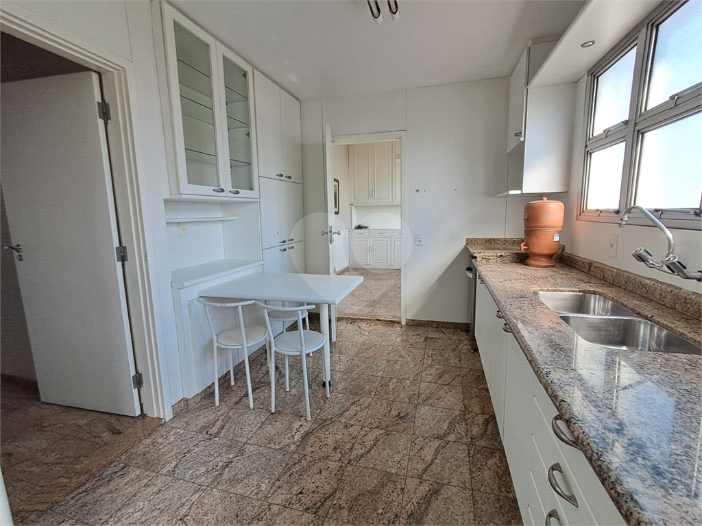 Apartamento com 197m² com 3 dorms sendo 1 suíte e 2 vagas