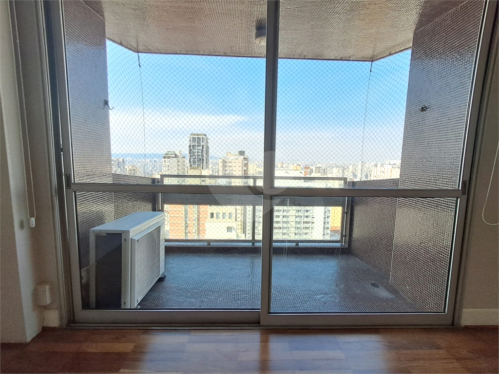 Apartamento com 197m² com 3 dorms sendo 1 suíte e 2 vagas