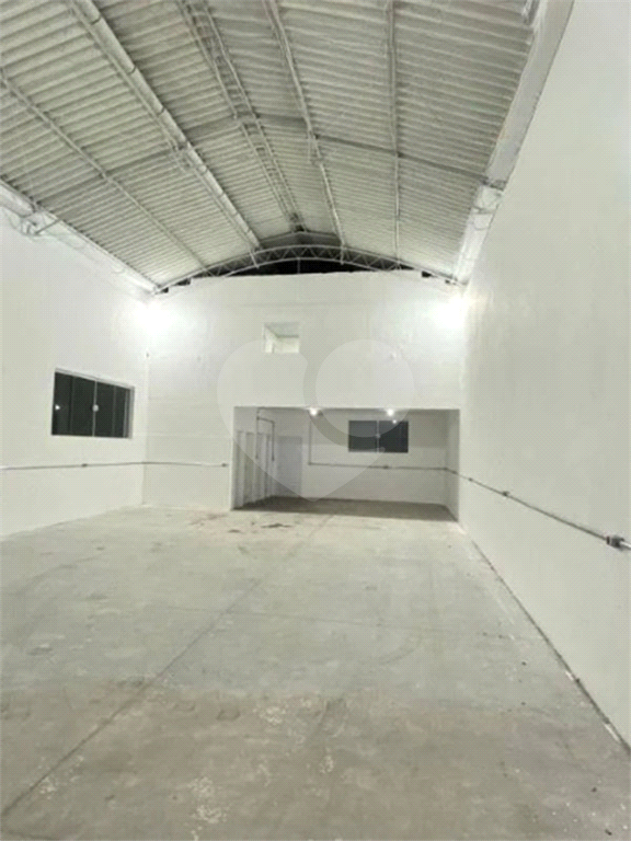 Galpão Comercial de 200m² 3 vagas para veículos, Mezanino) próximo a Rodovias