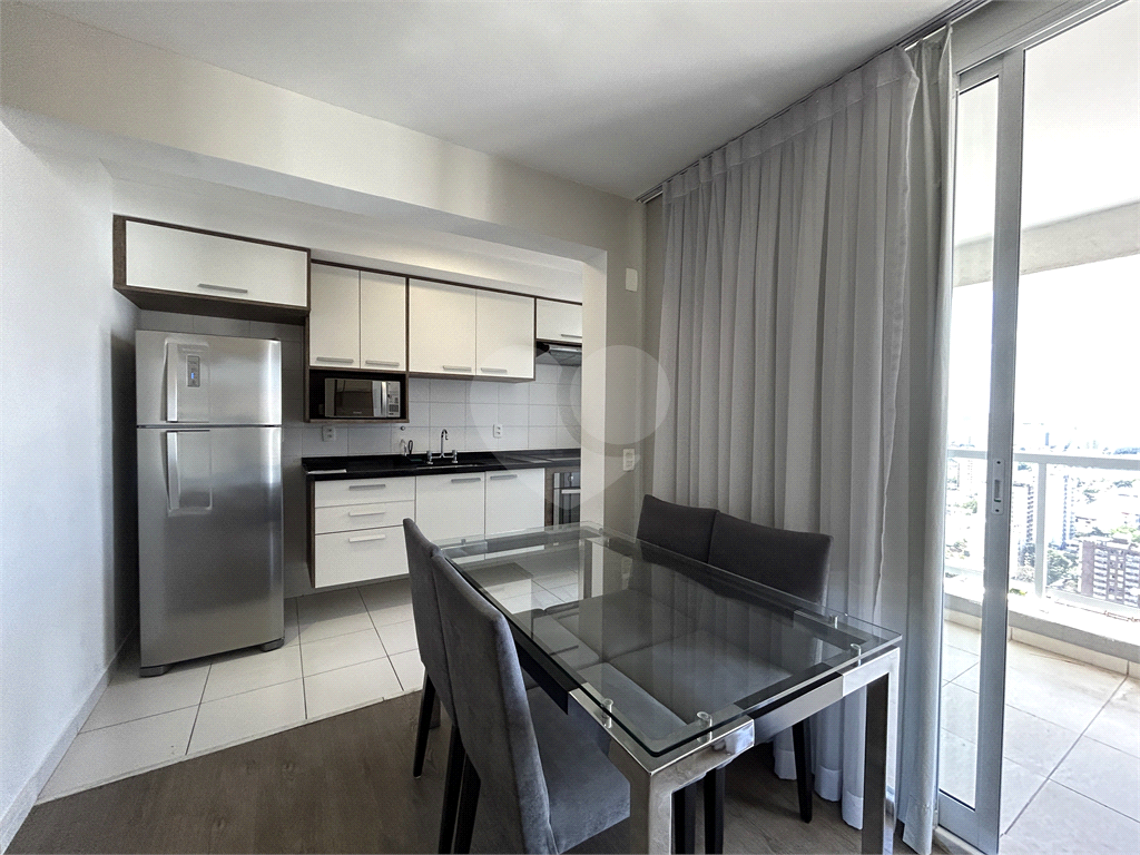 Apartamento em andar bem alto com linda vista livre e do lado silencioso do bairro