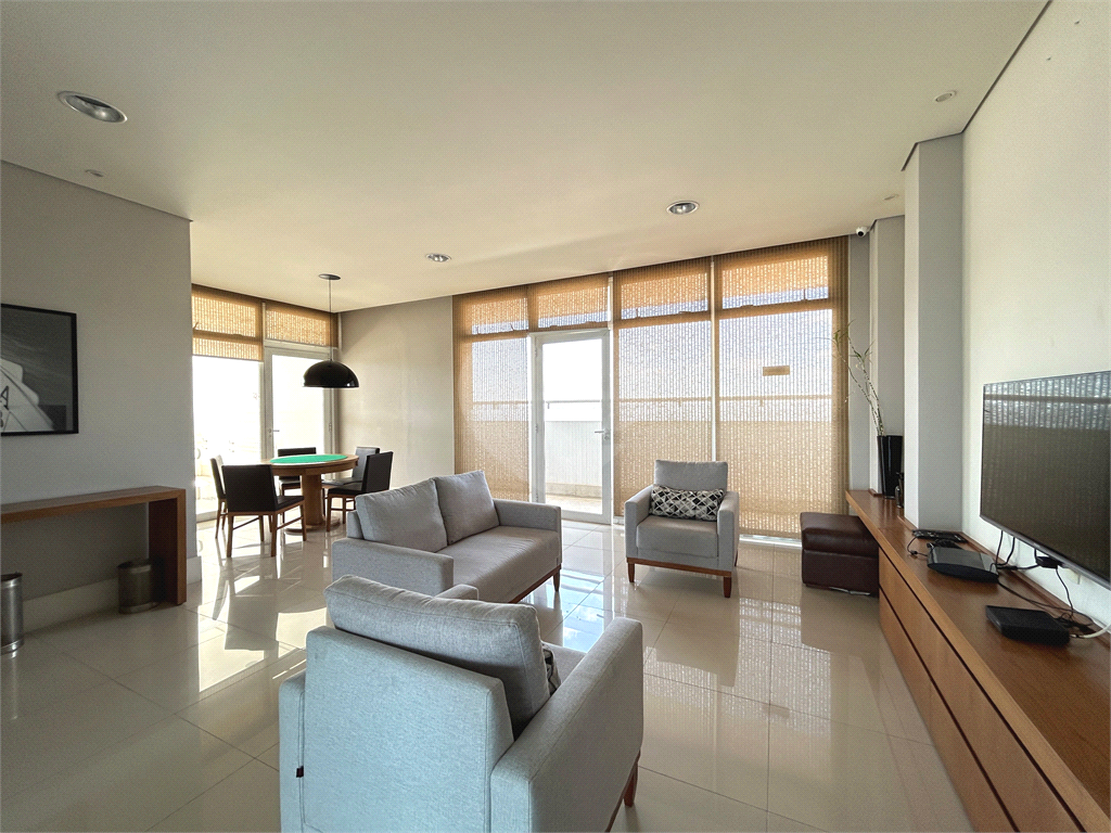 Apartamento em andar bem alto com linda vista livre e do lado silencioso do bairro