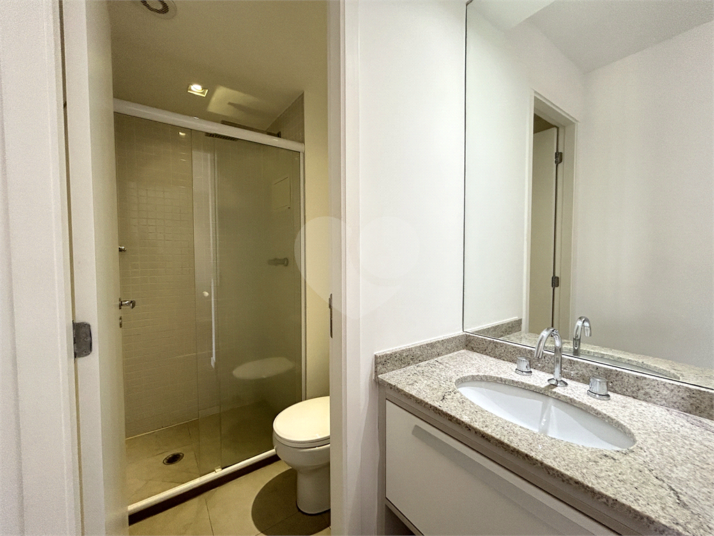 Apartamento em andar bem alto com linda vista livre e do lado silencioso do bairro