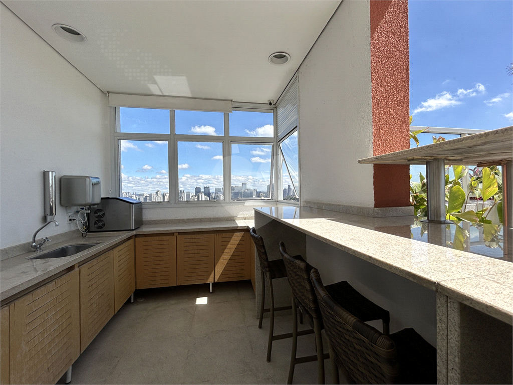 Apartamento em andar bem alto com linda vista livre e do lado silencioso do bairro