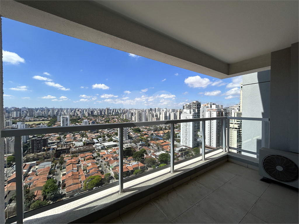 Apartamento em andar bem alto com linda vista livre e do lado silencioso do bairro