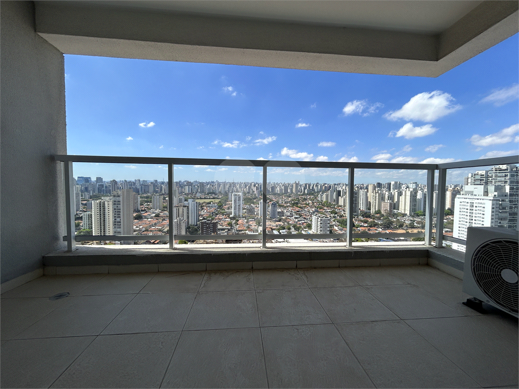 Apartamento em andar bem alto com linda vista livre e do lado silencioso do bairro