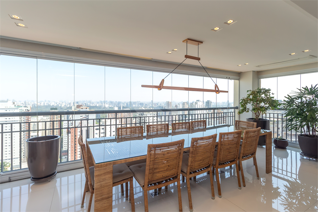 APARTAMENTO REFORMADO E MOBILIADO COM  3 SUÍTES E 4 VAGAS À VENDA NA VILA MARIANA VENDER