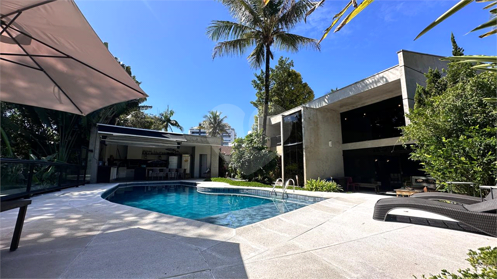 Casa Alto Padrão em Riviera de São Lourenço de 323 m² 3 suítes, piscina e 6 vagas de garagem