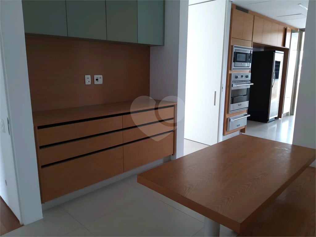 Apartamento com 3 suites e 4 vagas em Pinheiros