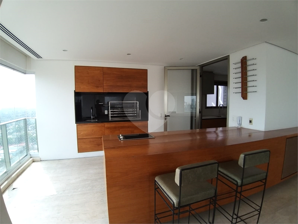 Apartamento com 3 suites e 4 vagas em Pinheiros