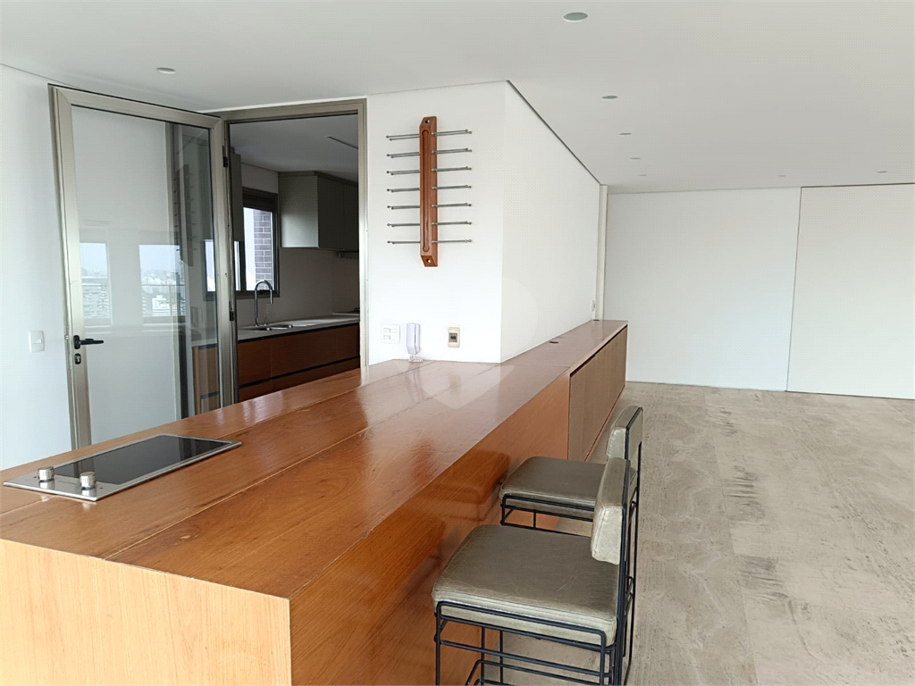Apartamento com 3 suites e 4 vagas em Pinheiros