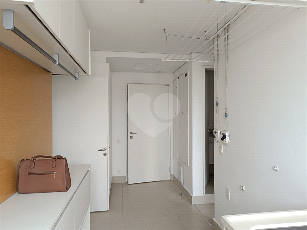 Apartamento com 3 suites e 4 vagas em Pinheiros