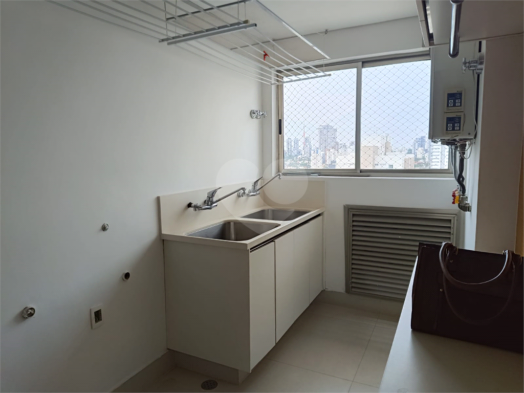 Apartamento com 3 suites e 4 vagas em Pinheiros