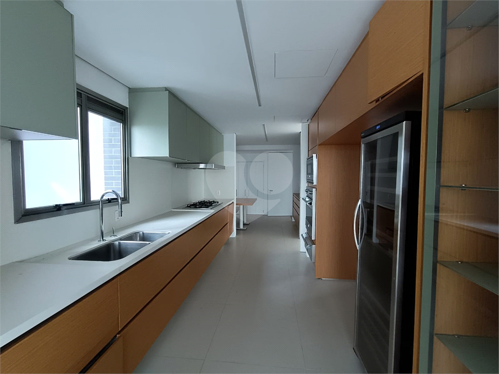 Apartamento com 3 suites e 4 vagas em Pinheiros