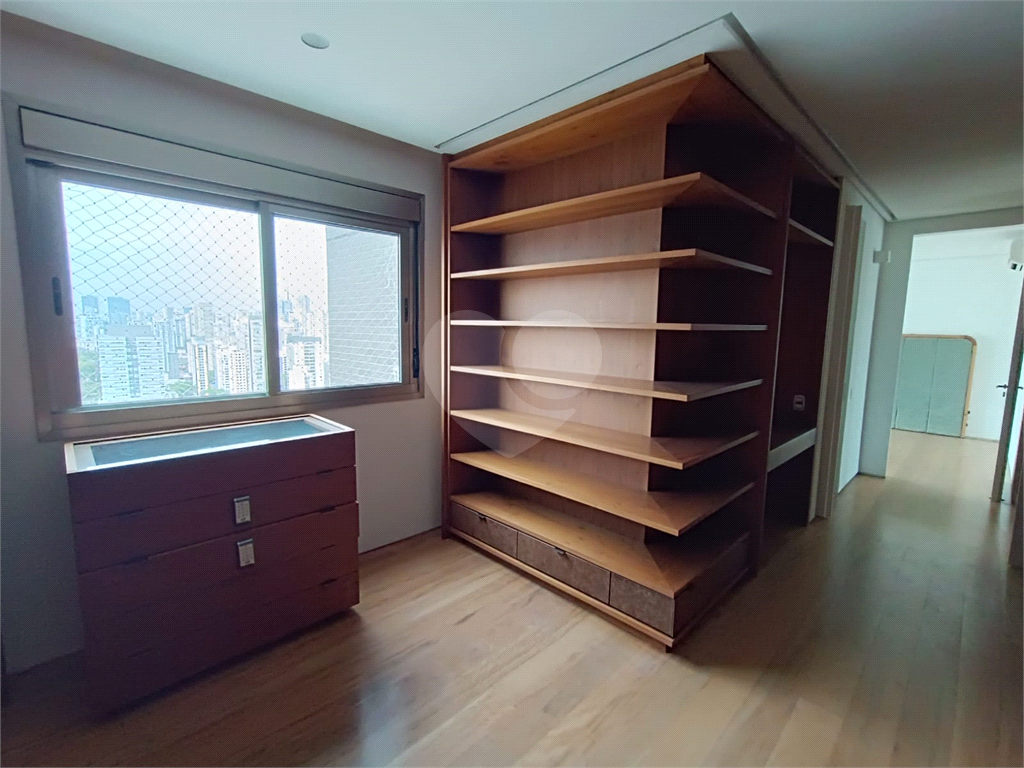 Apartamento com 3 suites e 4 vagas em Pinheiros