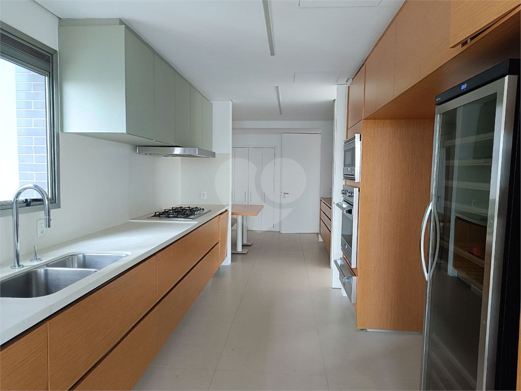 Apartamento com 3 suites e 4 vagas em Pinheiros