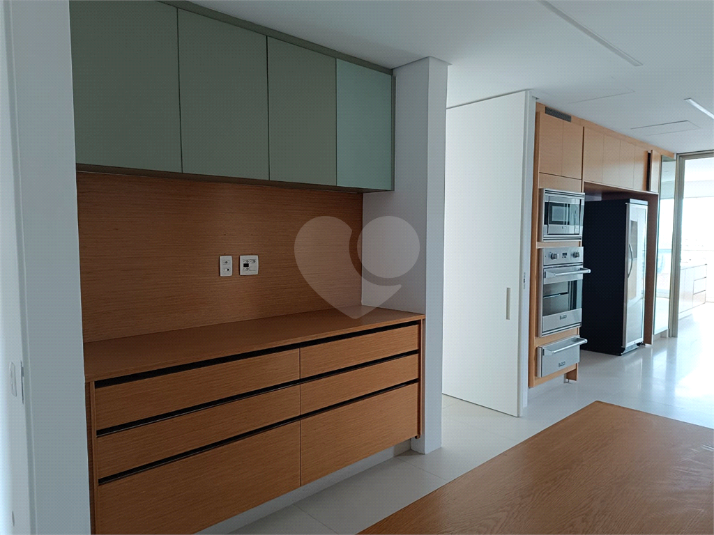Apartamento com 3 suites e 4 vagas em Pinheiros