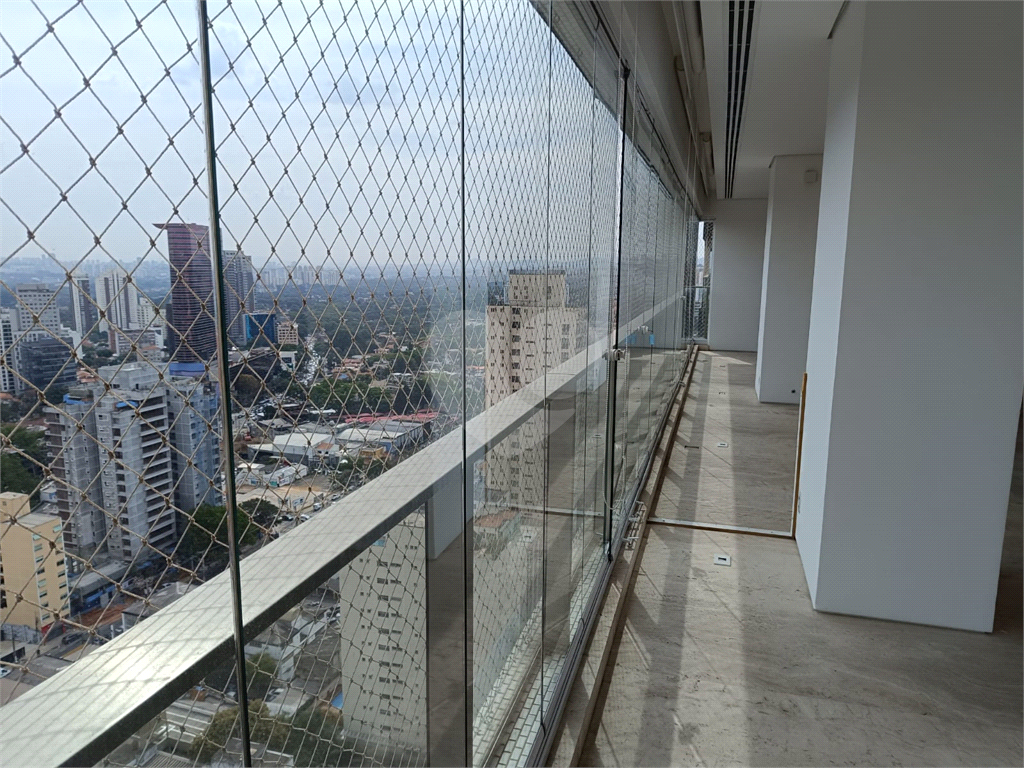 Apartamento com 3 suites e 4 vagas em Pinheiros
