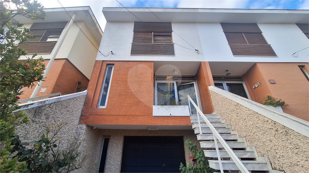 Casa a venda Vila Guilherme 213 m² de construção, 4 dormitórios, sendo 1 suíte e 1 quarto de empregada, 5 vagas ( 4 internas e 1 externa ), sala grande, cozinha ampla com copa.