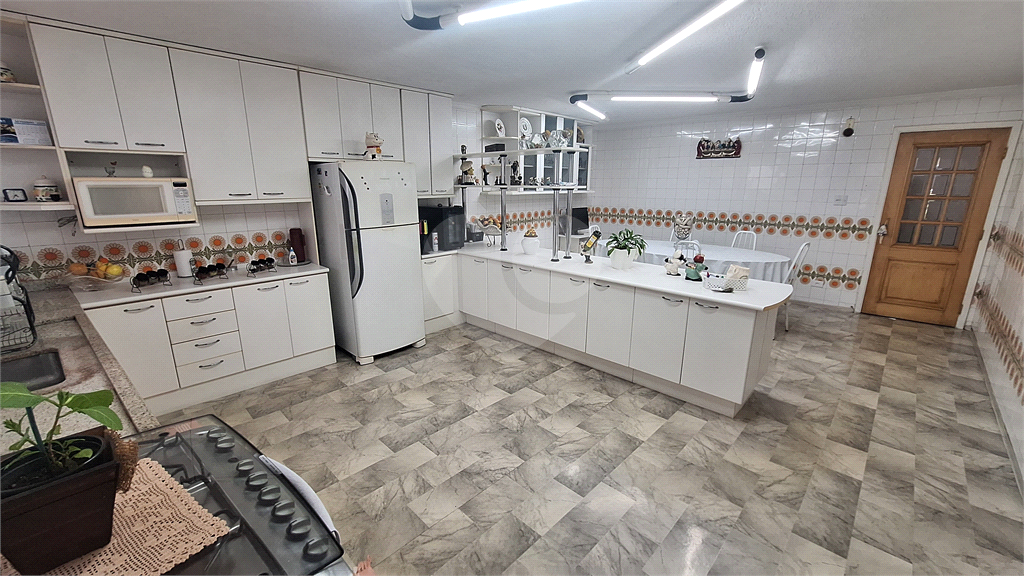 Casa a venda Vila Guilherme 213 m² de construção, 4 dormitórios, sendo 1 suíte e 1 quarto de empregada, 5 vagas ( 4 internas e 1 externa ), sala grande, cozinha ampla com copa.