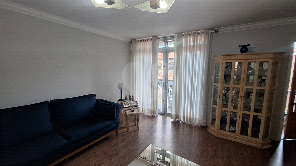 Casa a venda Vila Guilherme 213 m² de construção, 4 dormitórios, sendo 1 suíte e 1 quarto de empregada, 5 vagas ( 4 internas e 1 externa ), sala grande, cozinha ampla com copa.