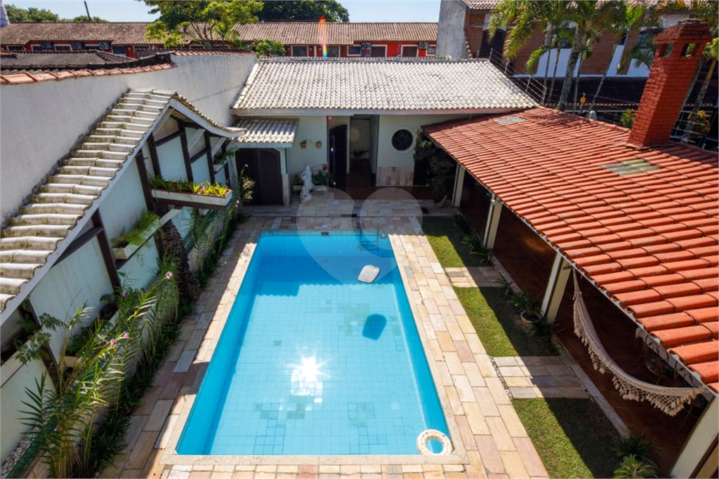 Sobrado à venda | 400 m² | 3 dormitórios (1 suíte) | Piscina | 3 vagas em Suarão – Itanhaém/SP! 