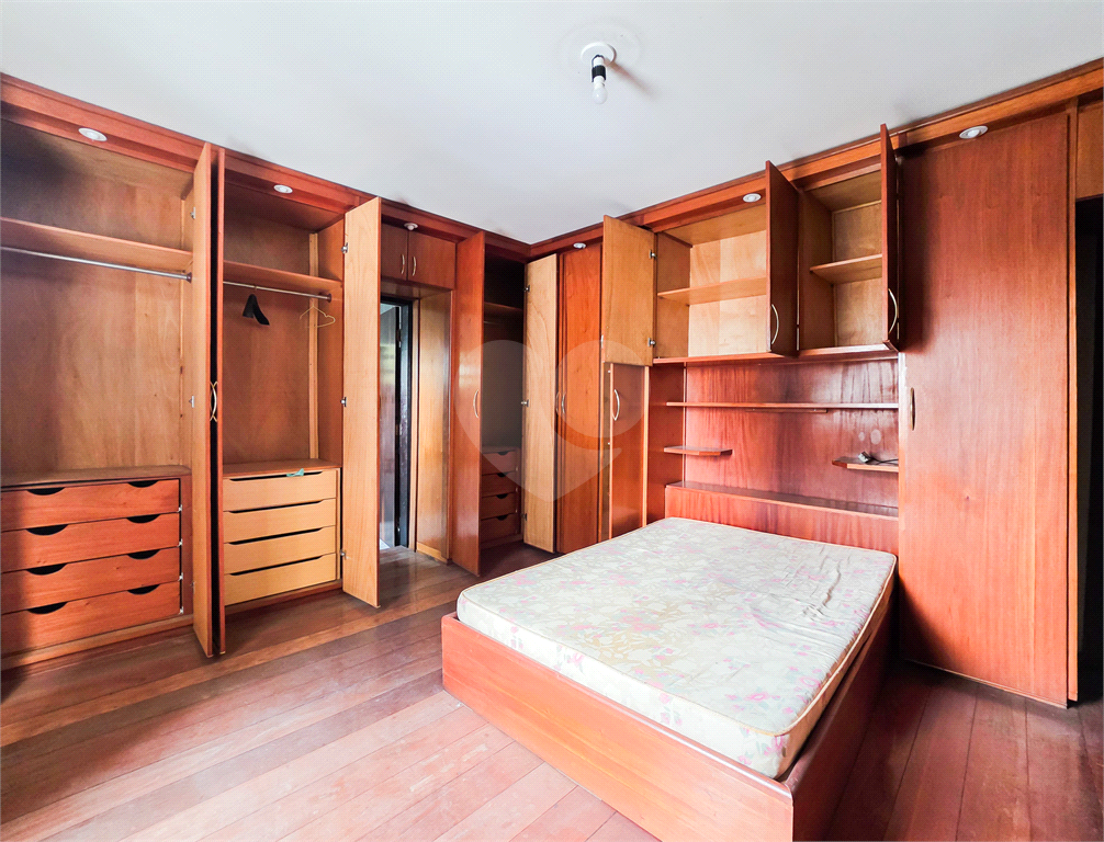 Casa - Sobrado ´- Saúde - 5 Quartos / 2 Suítes - 3 Vagas - Venda / Compra / Locação / Aluguel