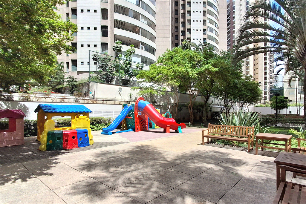 APARTAMENTO em MOEMA