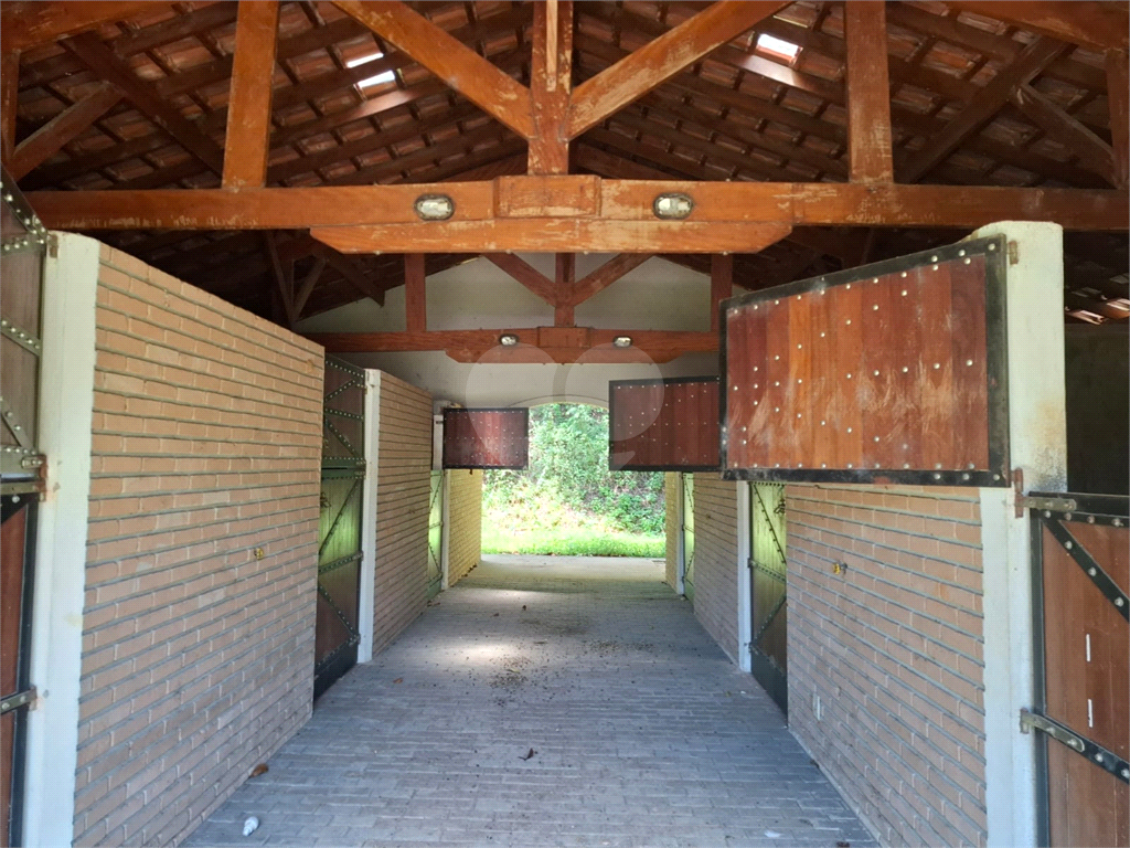 Chácara LOCAÇÃO Mairiporã com 48.000m2, 4 casas, piscina, estábulo para 6 cavalos, área gourmet e lago com peixes. 