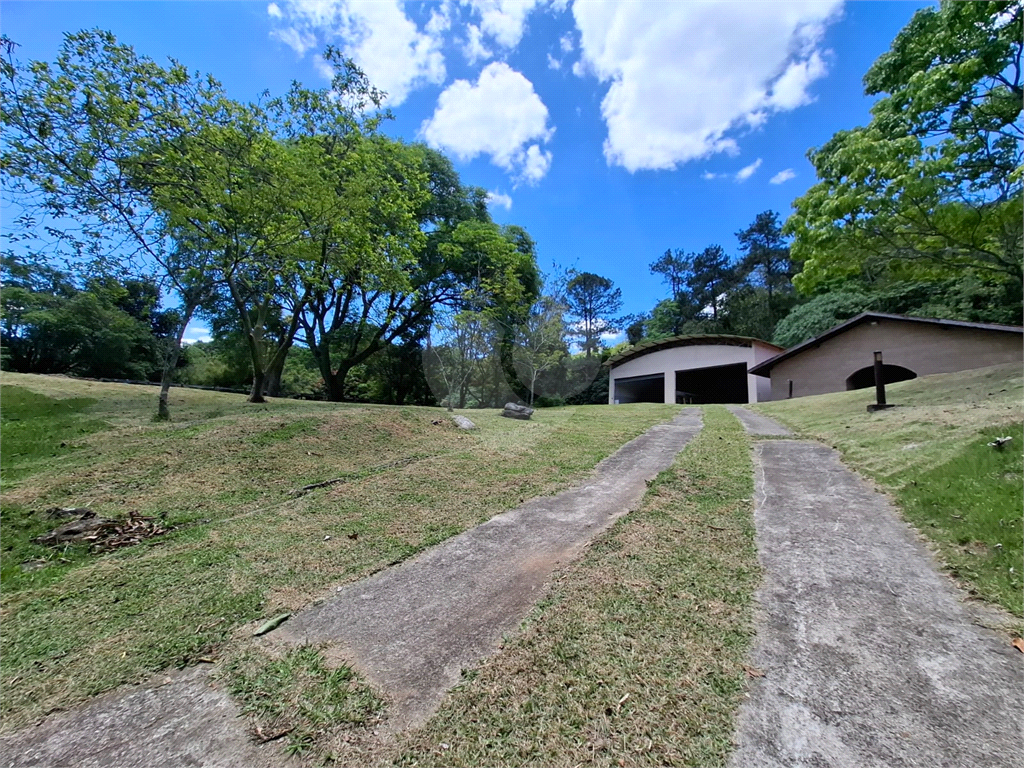 Chácara LOCAÇÃO Mairiporã com 48.000m2, 4 casas, piscina, estábulo para 6 cavalos, área gourmet e lago com peixes. 
