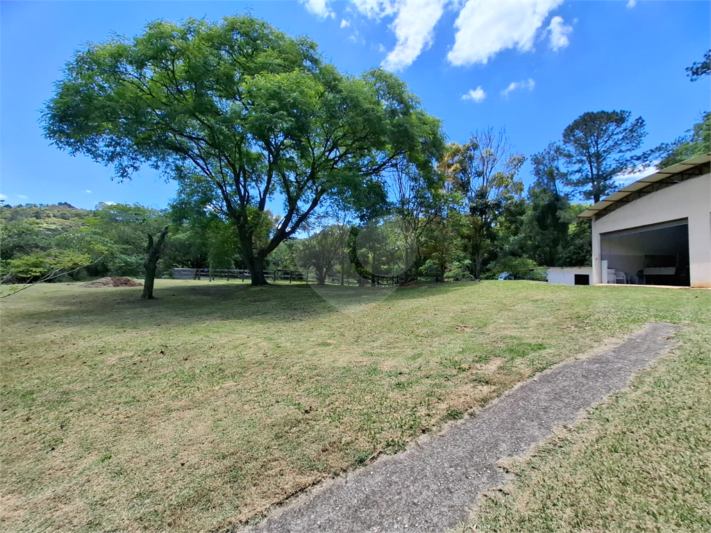 Chácara LOCAÇÃO Mairiporã com 48.000m2, 4 casas, piscina, estábulo para 6 cavalos, área gourmet e lago com peixes. 